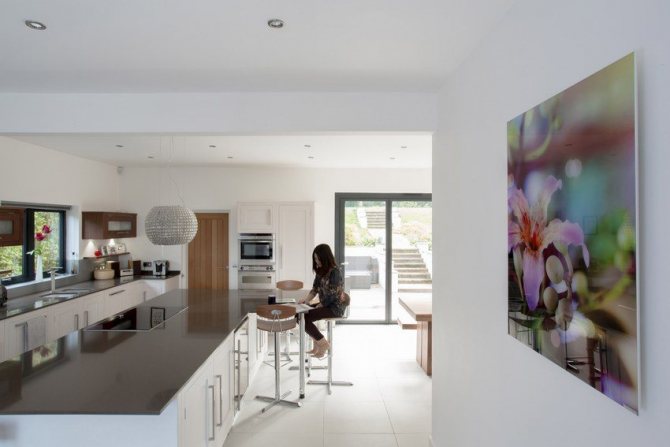 Le radiateur infrarouge mural sous la forme d'une image peut devenir une décoration intérieure