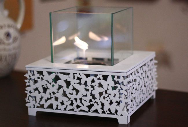 Version de bureau de la cheminée bio avec feu à l'intérieur