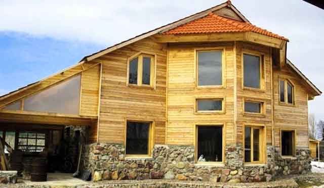 Maison à deux étages en planches