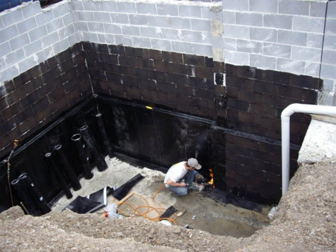 Le plâtrage des murs de briques empêchera l'eau capillaire de s'infiltrer