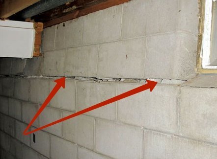 Les fissures indiquées sur la photo entraînent non seulement une perte de chaleur, mais menacent également l'intégrité de toute la maison.