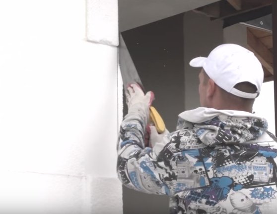Couper la mousse de polystyrène aux coins du bâtiment.