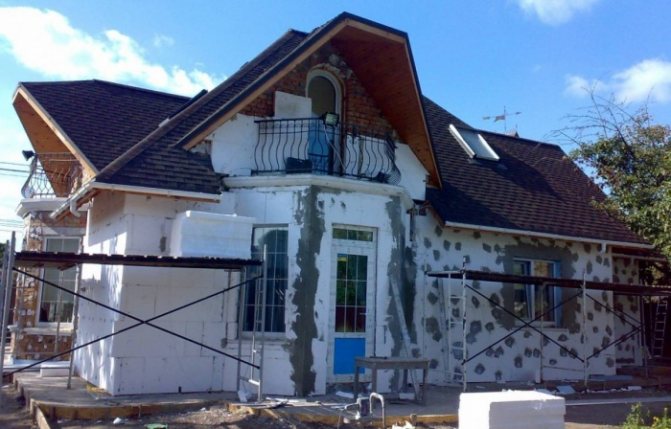 Revêtement de la maison avec de la mousse