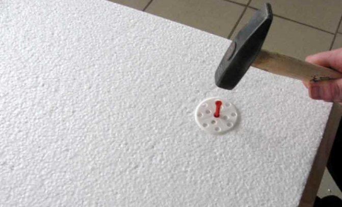 Revêtement de la maison avec de la mousse