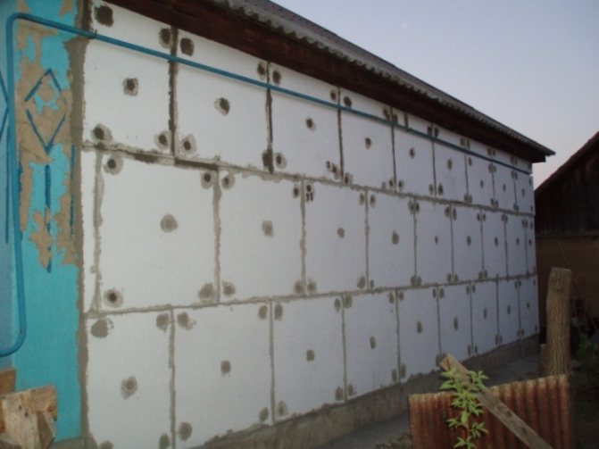 Revêtement de la maison avec de la mousse