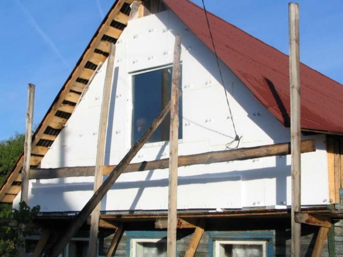 Revêtement de la maison avec de la mousse