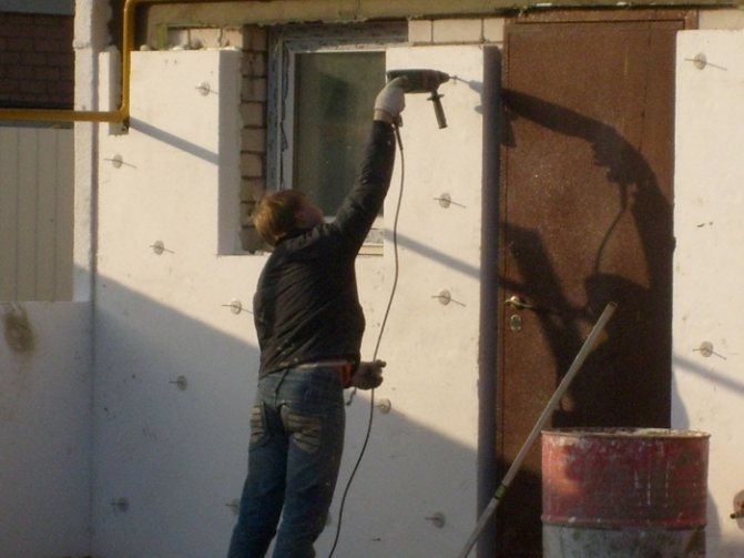 Revêtement de la maison avec de la mousse
