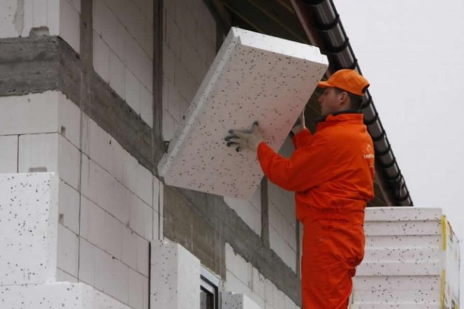 Revêtement de la maison avec de la mousse
