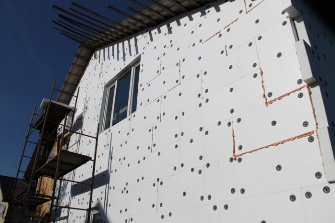 Revêtement de la maison avec de la mousse