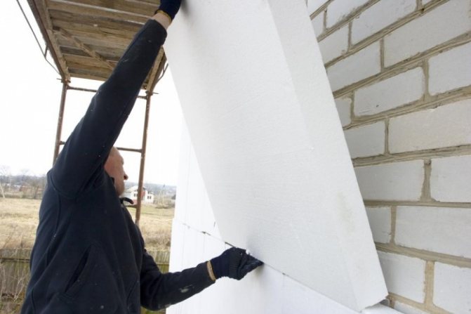 Revêtement de la maison avec de la mousse