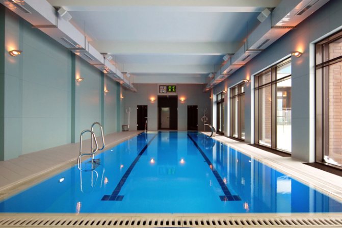 Piscine équipée avec système de ventilation