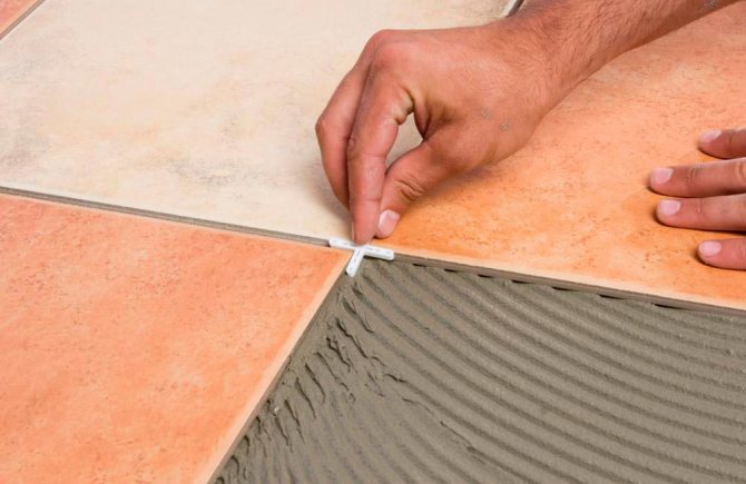 Des espaces égaux entre les carreaux sont obtenus en installant des croix en plastique