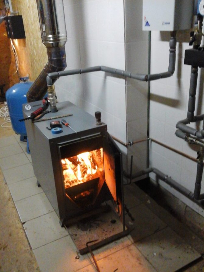 L'une des options de chauffage traditionnelles pour un immeuble résidentiel est le chauffage au bois ou au bois. Malgré l'existence d'autres types de combustibles et des technologies constamment introduites, le chauffage au bois n'abandonne toujours pas ses positions, en grande partie en raison de son rendement élevé et de sa capacité à maintenir la combustion pendant longtemps. L'installation d'une chaudière à bois commence par la détermination de son emplacement. Pour cela, des calculs et des mesures appropriés sont effectués, ainsi que l'emplacement de la ventilation et le raccordement de la chaudière à la cheminée. Le processus d'installation d'une chaudière à bois lui-même n'est pas très différent du raccordement de chaudières conçues pour d'autres types de combustibles. Cependant, certaines règles d'installation doivent être prises en compte exclusivement lors de l'installation d'une chaudière à bois. Les plus importants d'entre eux concernent des mesures de protection supplémentaires contre l'ébullition du liquide de refroidissement, ainsi que la formation d'un excès de condensat dans le boîtier. De plus, les nuances de raccordement d'une chaudière à bois dépendent de son modèle, c'est-à-dire des caractéristiques techniques de la chaudière, par exemple de sa taille, de son matériau, de la quantité de combustible consommée et d'autres caractéristiques. Afin de choisir une chaudière qui vous convient à tous égards, vous devez prendre en compte de nombreux paramètres que seuls des spécialistes qualifiés peuvent vous communiquer.