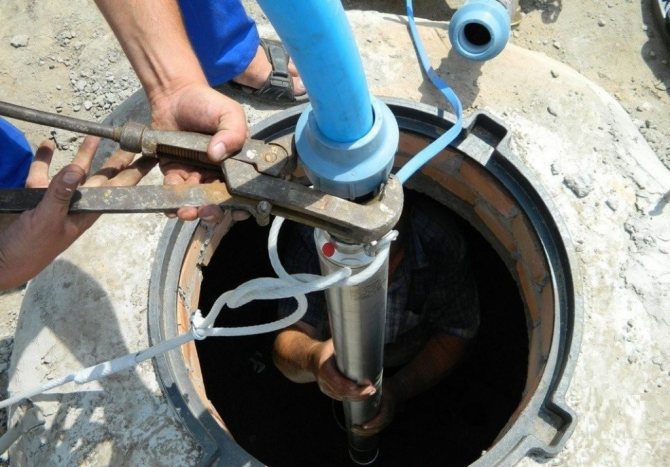 Caractéristiques de la connexion d'une pompe submersible dans un puits