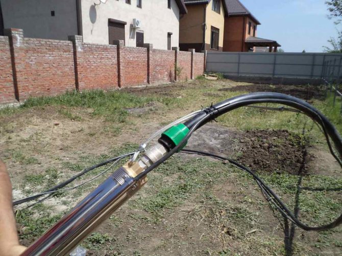 Caractéristiques de la connexion d'une pompe submersible dans un puits