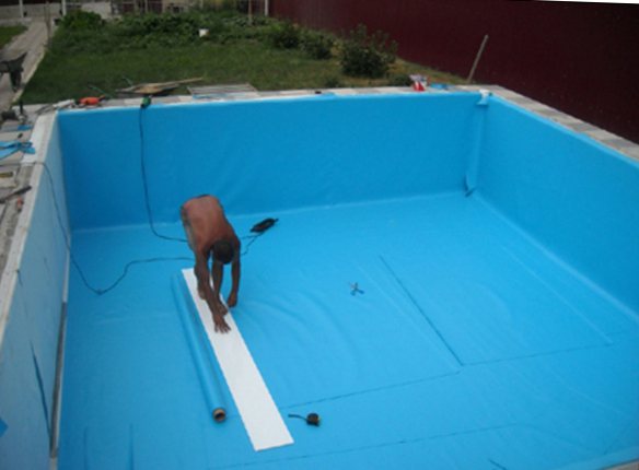 finition de la piscine avec un film pvc