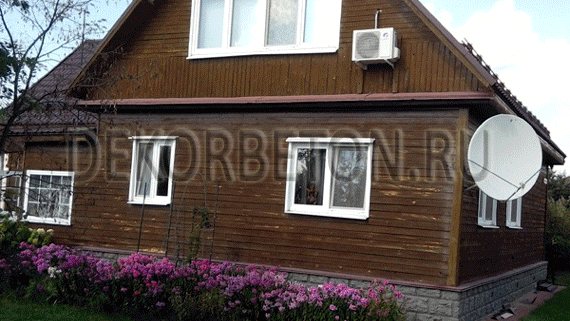 Finition de la façade d'une maison en bois