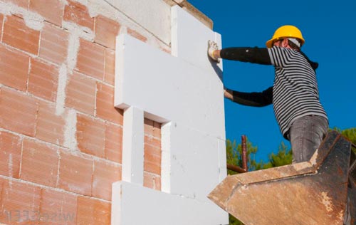 finition de façade avec mousse plastique