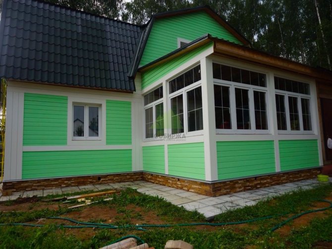 Décoration de façade à SNT Stroitel-Mikhnevo
