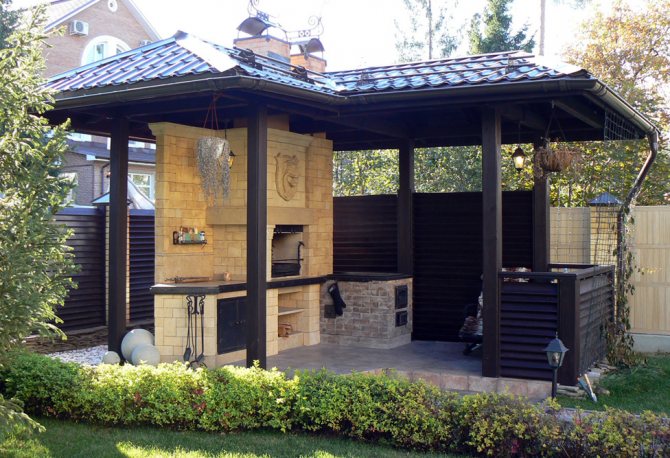 Cuisine d'été ouverte avec four et barbecue