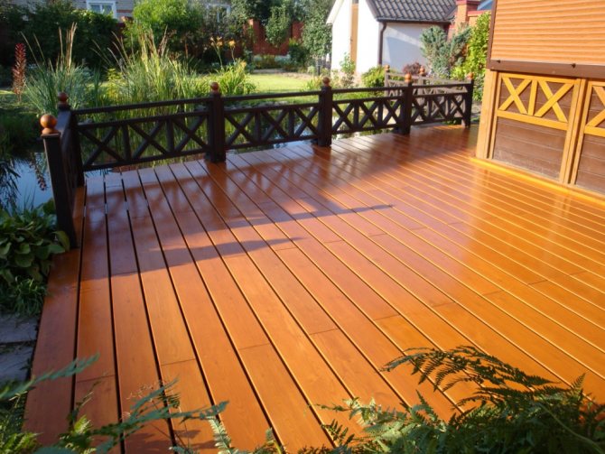 Le plancher de la terrasse ajoutera un look unique à l'aspect général