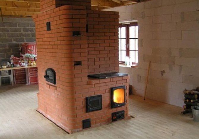 Poêle avec plaque de cuisson et insert de cheminée