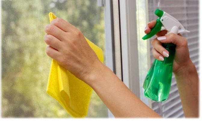 Avant de coller les fenêtres pour l'hiver, vous devez bien laver les cadres et le verre, ainsi que dégraisser les endroits où les matériaux isolants sont fixés.