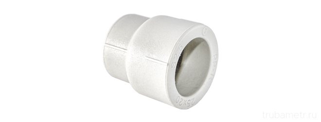 adaptateur en polypropylène sur fond blanc