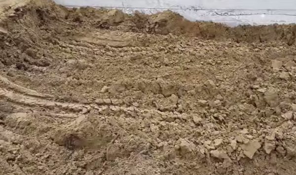 La première étape est la préparation du sol et de la couche filtrante