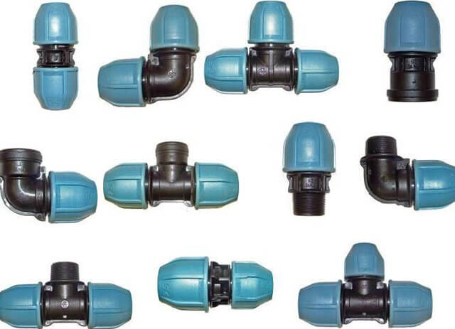 tuyaux en plastique avec raccords rétractables