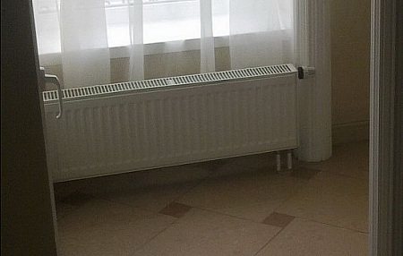 Pourquoi les piles sont-elles placées sous la fenêtre