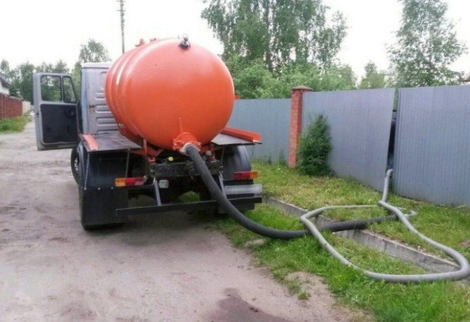 L'approche du camion d'égout vers le puisard