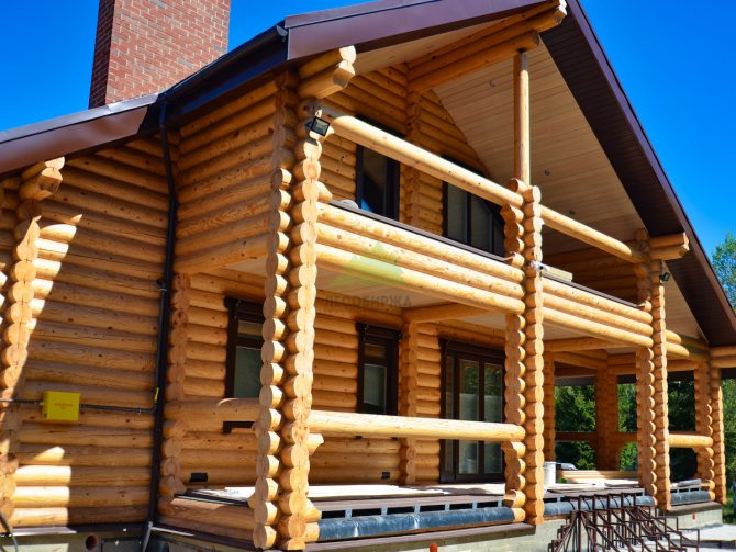 Coudre des surplombs avec des planches droites en mélèze de la couleur TM-3006
