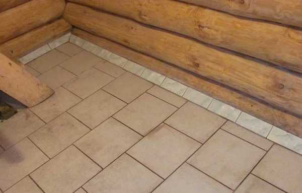 Sol de bain avec carreaux de céramique