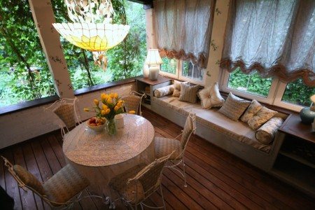 Le sol d'une maison de campagne peut également être confortable et beau.