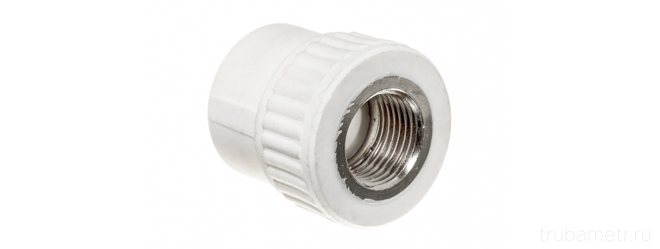 Coupleur en polypropylène avec filetage sur fond blanc