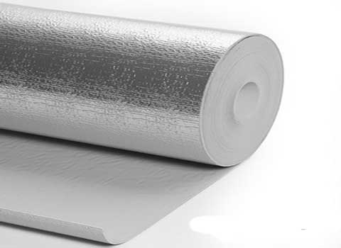 Sur le dessus de la mousse, la mousse de polyéthylène est attachée avec une couche d'aluminium à l'extérieur