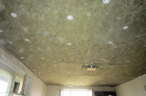 Bonne isolation du plafond dans une maison privée. Isolation des plafonds