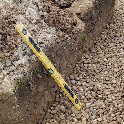 Lors des travaux de drainage, il est nécessaire de se souvenir et d'observer attentivement les pentes nécessaires.
