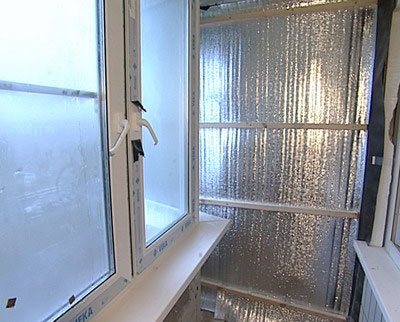 Lors de l'isolation d'un balcon, il est préférable de fixer l'isolant thermique en feuille sur une caisse en lattes minces, et au-dessus de celle-ci, monter une deuxième caisse pour la finition