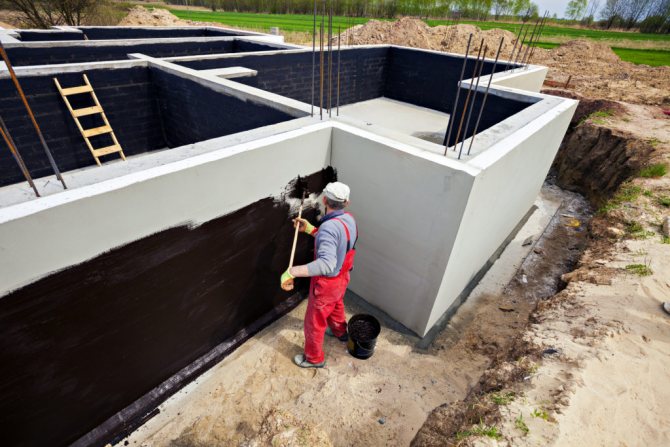 Avec une hauteur d'eau souterraine élevée, l'imperméabilisation du revêtement doit se faire de l'intérieur et de l'extérieur.