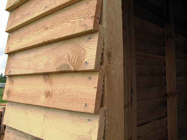 Des planches clouées au mur