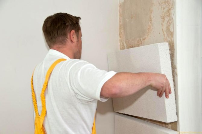 coller de la mousse sur le mur à l'intérieur