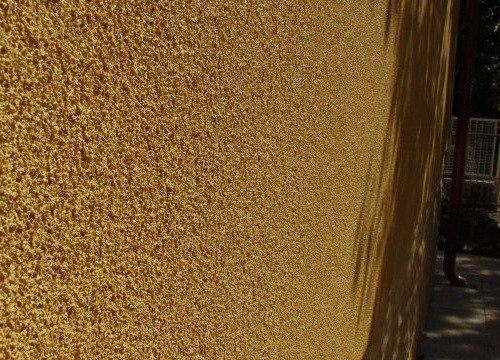 Application de liège liquide à l'extérieur du bâtiment