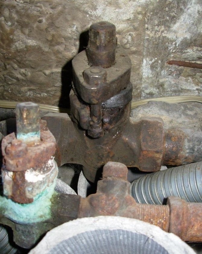La vanne à boisseau est fermée avec une clé