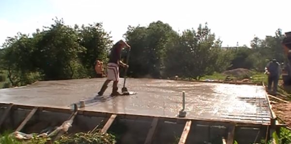 Processus de nivellement du béton fraîchement coulé