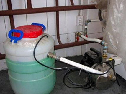 le processus de pompage d'un liquide antigel dans le système de chauffage