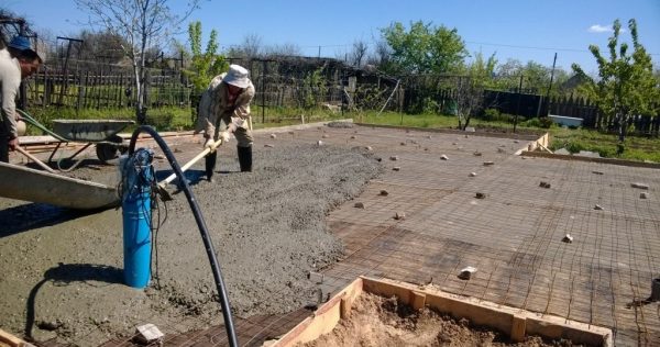 Le processus de coulage et de nivellement de la couche de béton
