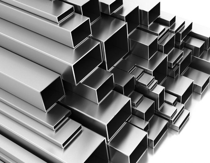 Les tubes profilés sont roulés dans une forme rectangulaire avec quatre raidisseurs
