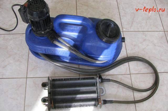 Rinçage de l'échangeur de chaleur d'une chaudière à gaz avec de l'acide citrique